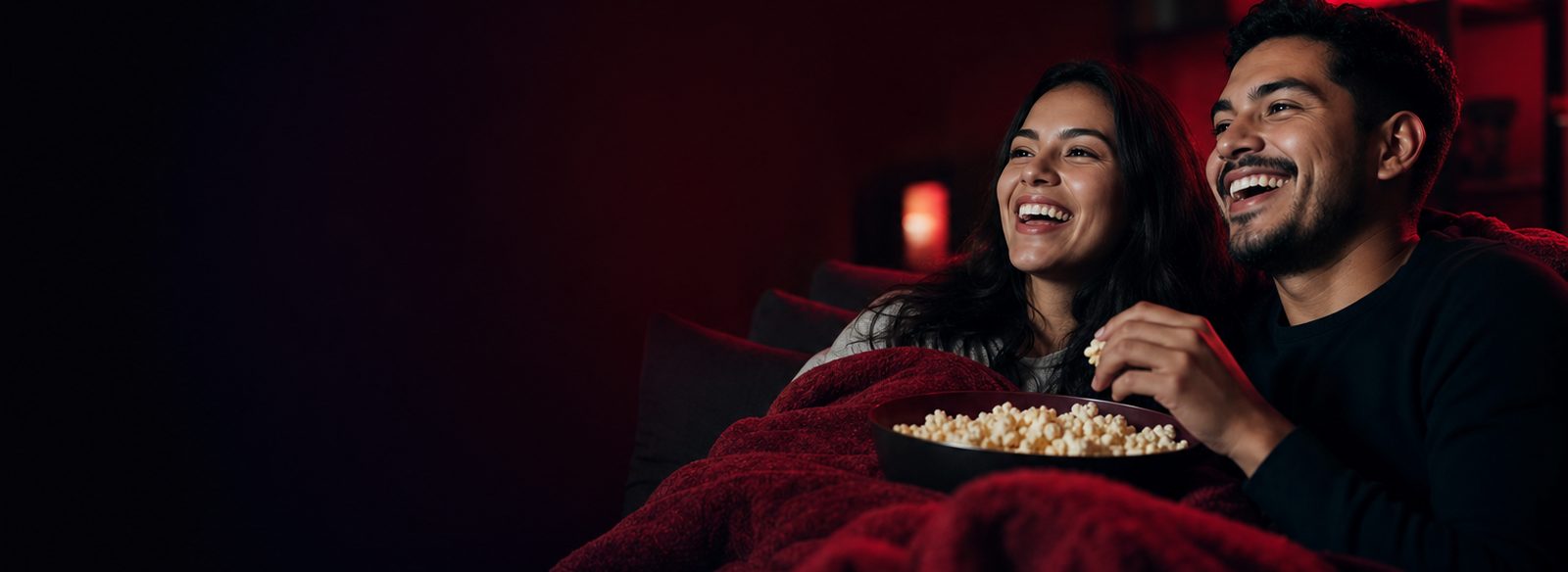 Pareja viendo películas en casa con Netflix